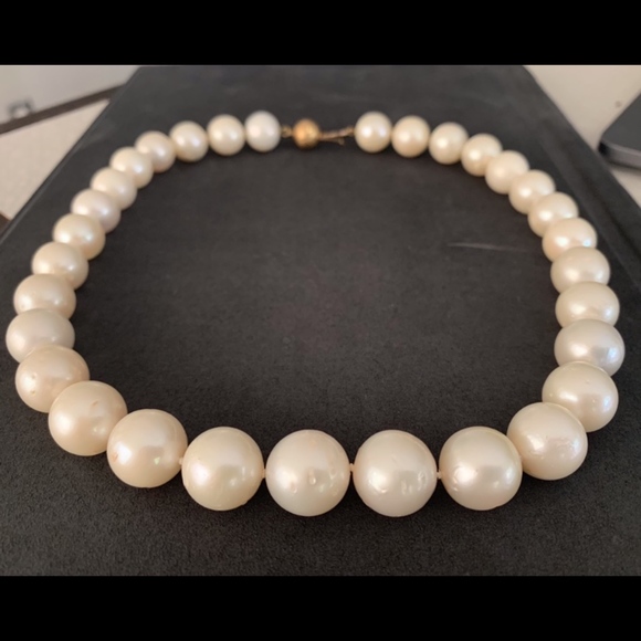 Stunning South Seas White Pearl Strand Necklace - Picture 3 of 3